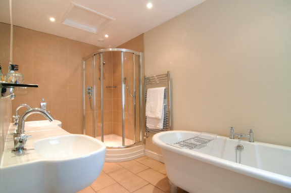 Room 6 bathroom Deluxe